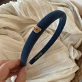 Detalle de diadema de terciopelo azul marino con oso de peluche y etiqueta tejida - Oso Flocado Banda Estrecha - Azul
