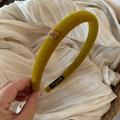 Detalle de diadema de terciopelo amarillo con osito de peluche y etiqueta interna tejida - Oso Flocado Banda Estrecha - Amarillo