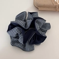 Dettaglio di un grande elastico per capelli a scacchi blu e bianco in morbido cotone - Scrunchie Plaid Marino