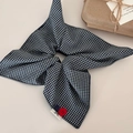 Dettaglio di scrunchie in tessuto vichy blu navy con bottoni colorati decorativi - Anello Quadrato Bottone Marino