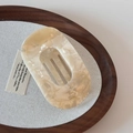 Detailansicht der cremefarbenen Haarspange aus Acetat mit edlem ovalen Design - Cremeweiß