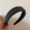 Detail van donkergrijze gestreepte stoffen hoofdband met zwarte antislip voering erin - Getextureerde Stijl / Grijs Keper (Bumpy Stijl)