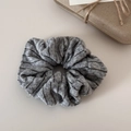 Dettaglio dell'elastico per capelli in maglia grigia a righe con morbida trama - Grigio