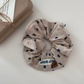 Dettaglio della molletta per capelli in tessuto a pois con bottone in legno decorativo - Scrunchie Bianco