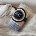 Detalle de gomas de pelo macaron coloridas guardadas en un bote cilíndrico transparente - Ligas Minimalistas - Colores Brillantes (Enlatadas)