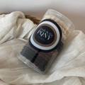 Détail d'élastiques à cheveux aux tons terre dans un pot sur tissu tissé minimaliste - Élastiques à Cheveux Texture de Vague - Beige Café Noir (En Boîte)