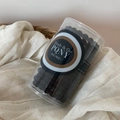 Élastiques à cheveux noirs épais dans un pot cylindrique sur un tissu en lin beige - Élastiques à Cheveux Texture de Vague - Noir (En Boîte)