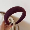 Detalle de diadema gruesa de terciopelo burdeos con etiqueta artesanal y textura - Diadema de Franela Sólida - Rojo Vino