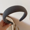 Detalle de diadema de terciopelo gris con estilo de corona alta y etiqueta de mano - Diadema de Franela Sólida - Gris