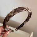 Detail des handgefertigten karierten Stoffstirnbands mit braunem Karomuster und Webetikett - Schmales Stirnband / Schmaler Karo Haarreif - Kaffee