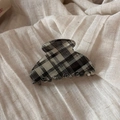 Dettaglio della molletta per capelli in acetato a scacchi su fondo in lino beige morbido - Clip Quadretti Righe - Piccolo Ventaglio