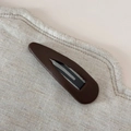 Détail de la pince à cheveux goutte d'eau marron foncé avec texture élégante en cuir - Café Élégant - Pince Goutte d'Eau