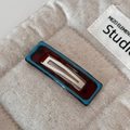 Detalle de una pinza geométrica azul y de leopardo sobre un fondo de tela acolchada - Leopardo Borde Azul Rectángulo Hueco