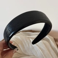 Primer plano de la textura de cuero negro en diadema ancha con elegante relieve de madera - Negro