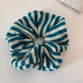 Nahaufnahme des blau-weiß gestreiften Strick-Scrunchie mit gewebter Stoffstruktur - Lazy Stil Wollschleife / Blau