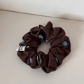 Dettaglio scrunchie marrone a pois blu chiaro con etichetta in tessuto bianco cucita - Elastico A Pois Marrone Blu