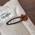 Detalle de horquilla con forma de gato en acetato de leopardo y letras doradas - Clip de Presión Leopardo Café - Gato