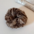 Gros plan détaillé d'un chouchou en fausse fourrure marron douce pour l'hiver - Motif tigré / Marron