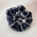 Dettaglio dell'elastico per capelli grande vintage con trama a quadri blu e bianchi - Quadri Blu Bianco