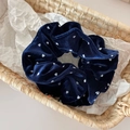 Détail du chouchou en velours bleu marine à pois avec une texture douce en panier - Bleu marine