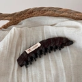 Dettaglio della molletta per capelli a scacchi fatta a mano con etichetta su lino - Fermaglio a Banana / Quadri Rosso Caffè