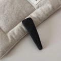 Detalle de pinza para el pelo con tela de espiga gris sobre fondo de lino acolchado - Gris Oscuro Texturizado - Clip Triángulo Fino