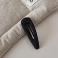 Primer plano de la horquilla BB de tela de espiga gris oscuro con diseño de gota de agua - Gris Oscuro Texturizado - Clip Gota de Agua