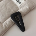 Detalle de pinza BB triangular con textura de espiga gris oscuro sobre fondo de tela de algodón - Gris Oscuro Texturizado - Clip Triángulo Grande
