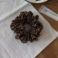 Dettaglio dell'elastico per capelli leopardato con etichetta Made in Korea - Stile con Motivo Leopardato Sottile