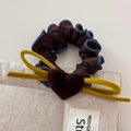 Nahaufnahme von Samt-Schleifen Haargummi mit Kaffeeherz und Denim-Rand auf Leinen - Kaffee Herz Stil (6115954031270) / Kaffee Herz