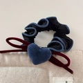 Detailaufnahme von Samt-Herz-Haargummi mit Denim-Rüschen auf einer Leinenoberfläche - Blaues Herz Stil (6115954031269) / Blaues Herz