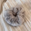 Dettaglio dell'elastico in pelliccia sintetica grigio-viola su tessuto a pieghe - Grigio