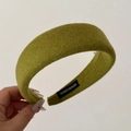 Dettaglio cerchietto imbottito verde erba con trama a saia ed etichetta a mano - Verde