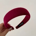 Dettaglio del cerchietto in lana fucsia fatto a mano con morbida trama in feltro - Rosso
