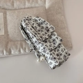 Dettaglio della clip per capelli multistrato in tessuto floreale con perle finte - Bianco