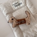 Detalle de adorno de perro salchicha de fieltro hecho a mano con botones de madera - Teckel de Felpa con Botón-Clip Beige