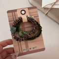 Detalle de dos coleteros con tela de cuadros marrones y texturas de ganchillo verde - Conjunto de Gomas de Cuadros Cuadrados (6116986602745) / Verde