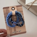 Detalle de un juego de 3 gomas para el pelo azules con encaje y cuadros en cartón - Conjunto de Gomas de Cuadros Cuadrados (6116986602744) / Azul