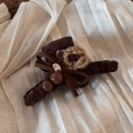 Détail d'une pince à cheveux en velours avec fleur au crochet et perles en résine - Pince Fleur Velours Café