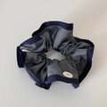 Détail du chouchou gris-bleu avec liseré contrasté et bouton décoratif BOTANI - Chouchou Contraste Gris Marine