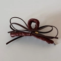 Detalle de pinza para el pelo en cuero marrón con placa metálica de Love - Pinza Lazo Cuero Marrón