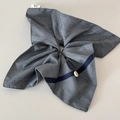 Détail d'un chouchou en tissu gris avec bord en ruban bleu marine et bouton blanc - Chouchou Ruban Contraste Gris Marine