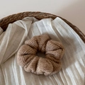 Detalle de coletero de punto camel con textura de hilo fino y suave estilo de otoño - Albaricoque