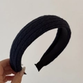 Gros plan du bandeau tricoté bleu marine montrant la texture côtelée et la doublure - Serre-tête en Tricot Torsadé / Bleu marine