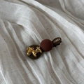 Detail der koreanischen Haarklammer mit Metallpony, Stoffkugel und Korea-Schriftzug - Pony Gold Label Spange