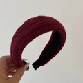 Gros plan sur le bandeau en tricot torsadé bordeaux avec doublure antidérapante noire - Serre-tête en Tricot Torsadé / Rouge