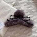 Détail d'une grande pince à cheveux en peluche gris-violet avec nœud en cuir élégant - Violet