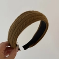 Détail montrant la maille torsadée marron et la doublure antidérapante du bandeau - Serre-tête en Tricot Torsadé / Café Clair