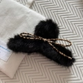 Détail d'une pince à cheveux en peluche noire avec un nœud élégant à motif léopard - Noir