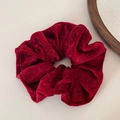 Primer plano de un coletero grande de terciopelo rojo oscuro con textura suave y brillo - Rojo